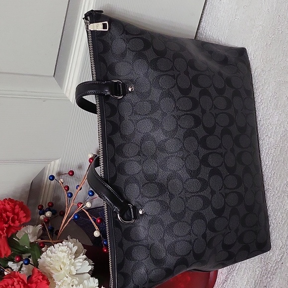 Coach Signature Gallery Tote